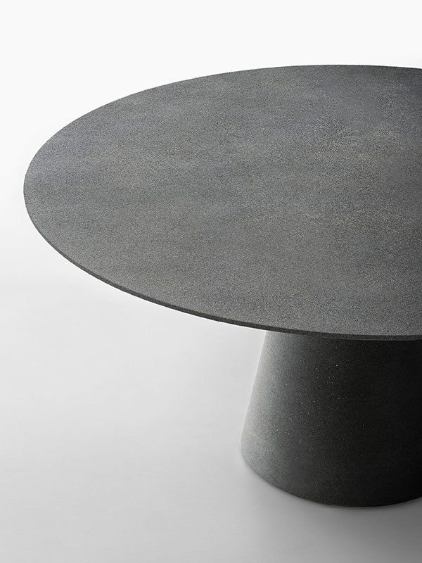 Rock Italian Indoor / Outdoor Table | Structure: Cement Natural X080 | Tabletop: White Stone Chip Cement | Dimensions: Ø 140 cm