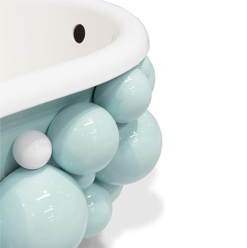 Gravity Bathtub