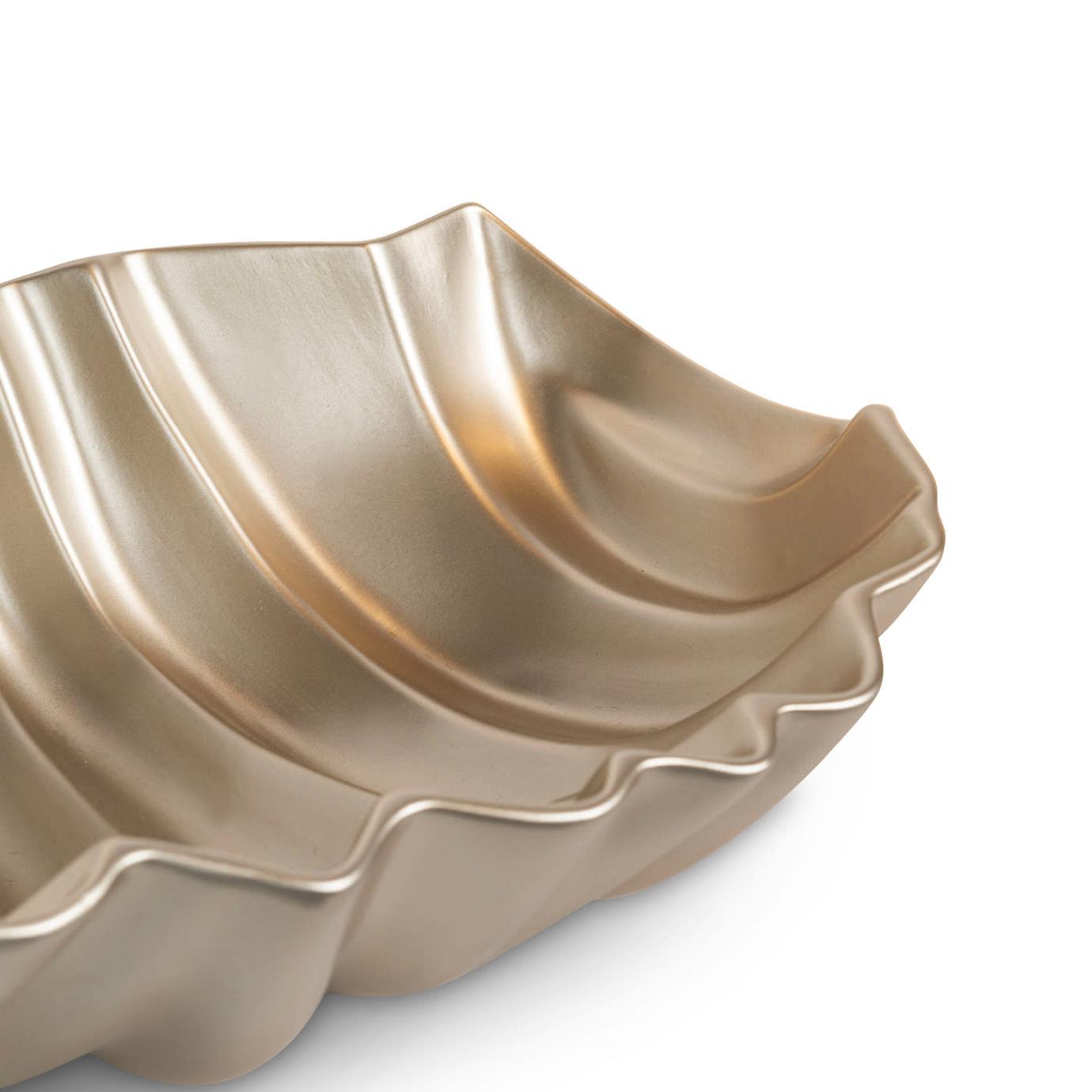 Pearly Beige Ruffled Centerpiece