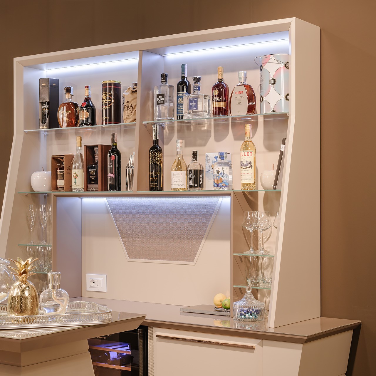Hemingway Home Bar with Counter