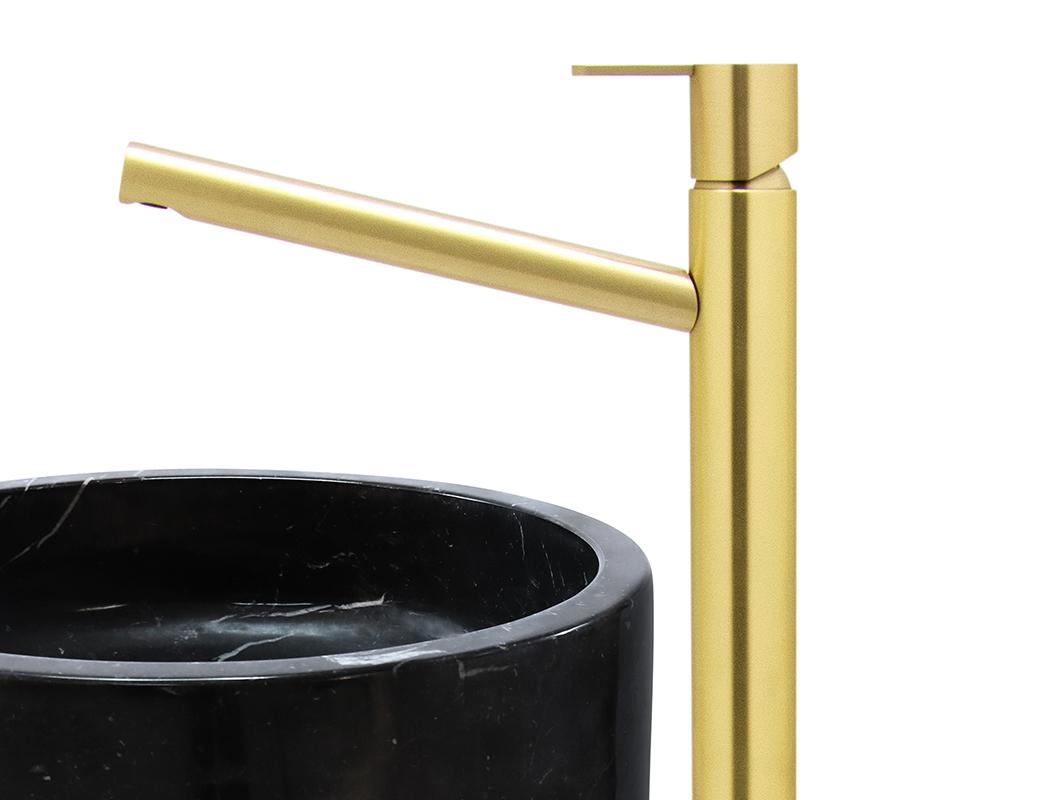 Carp-Inspired Pedestal Sink