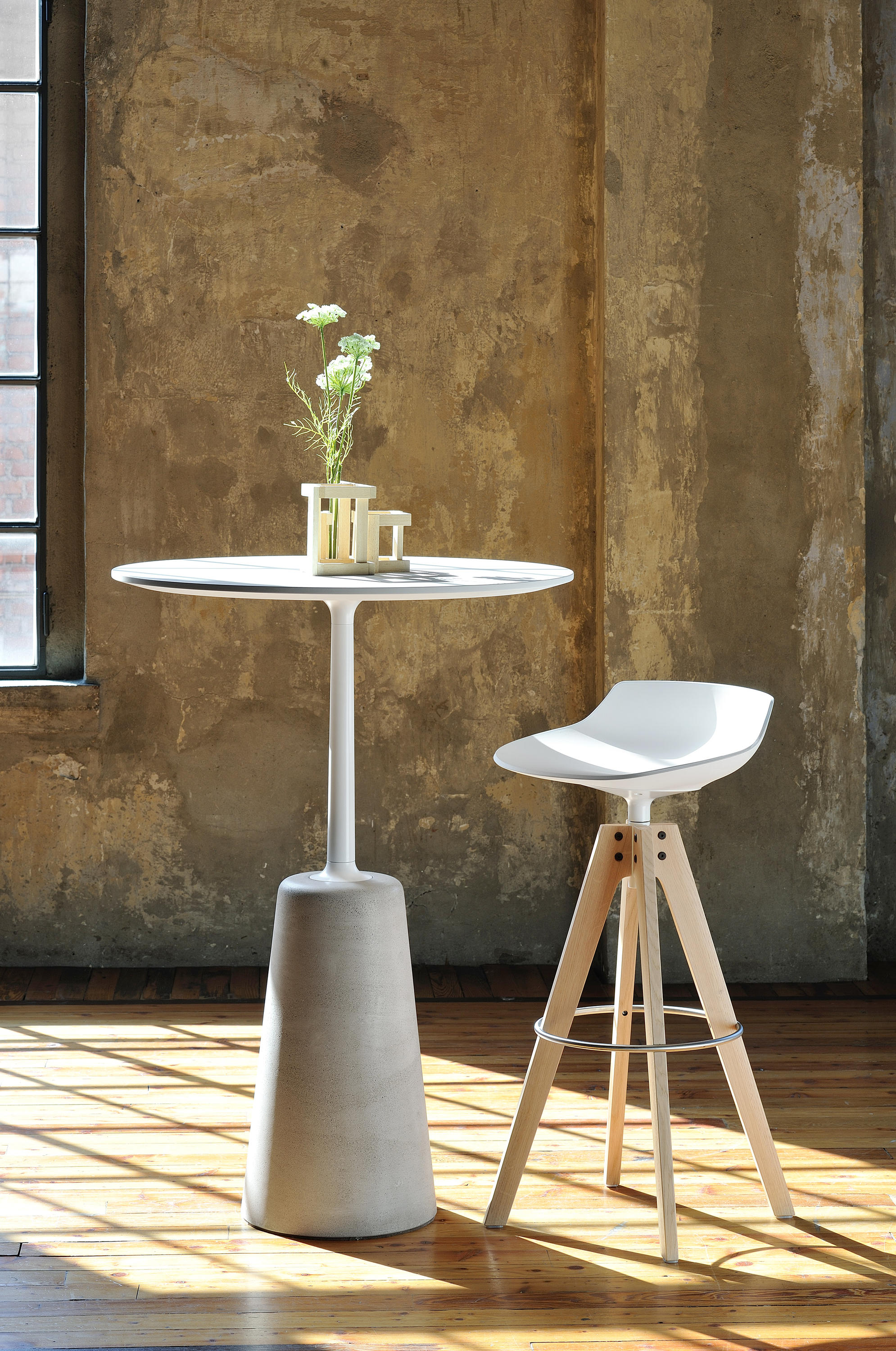 Rock Bar Table ☞ Structure: Cement Green ☞ Top: Green Stone Chip Cement