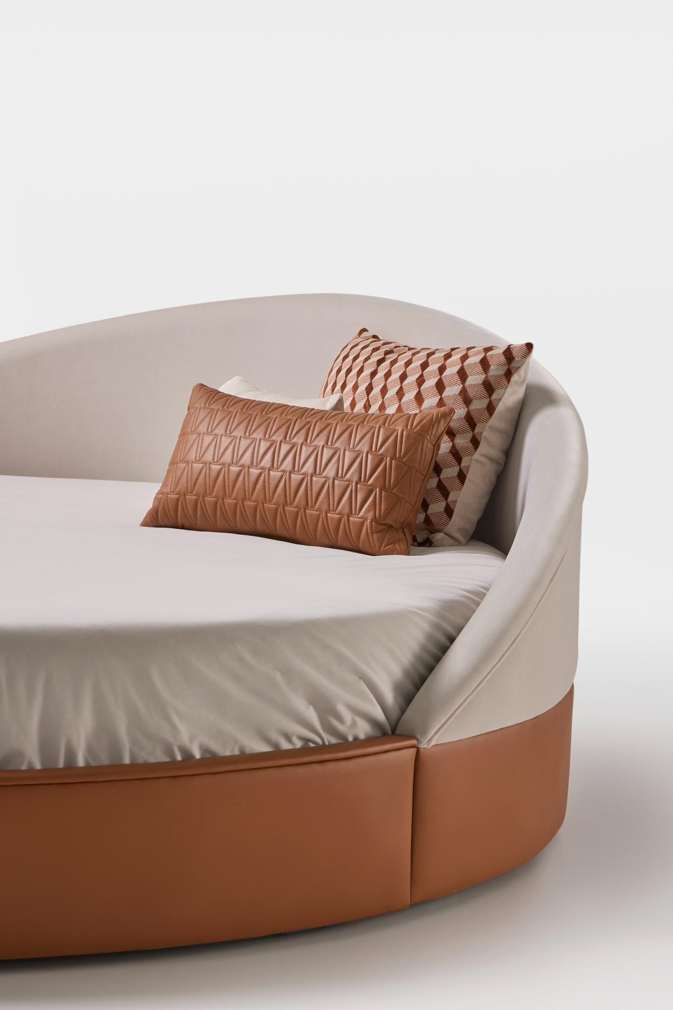 Arco Round Leather Bed