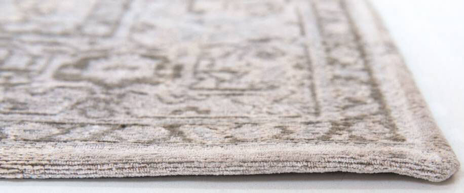 Antique White Bright Persian Premium Rug | Size: 4' 7