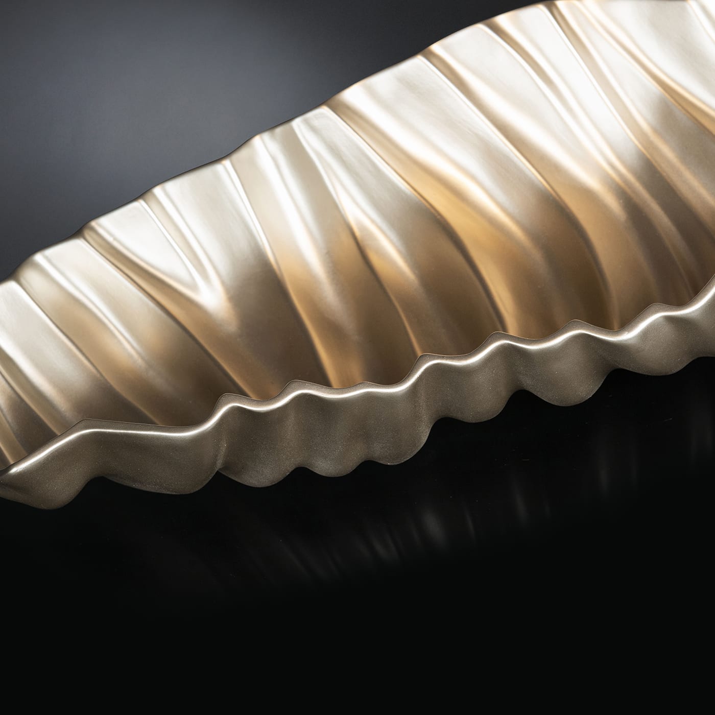 Pearly Beige Ruffled Centerpiece