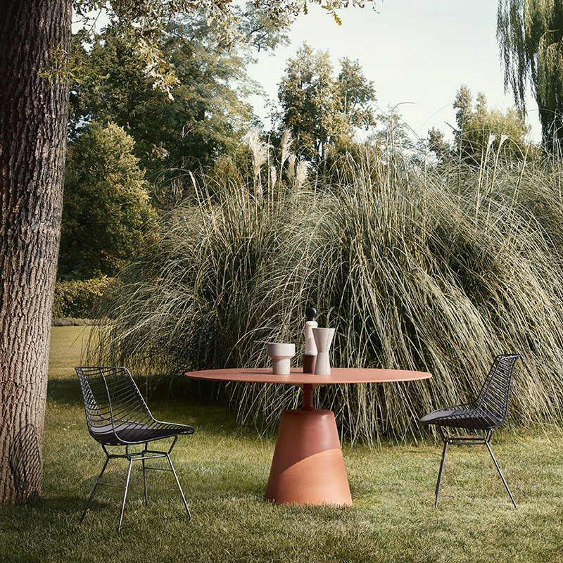 Rock Italian Indoor / Outdoor Table | Structure: Cement Natural X080 | Tabletop: White Stone Chip Cement | Dimensions: Ø 140 cm