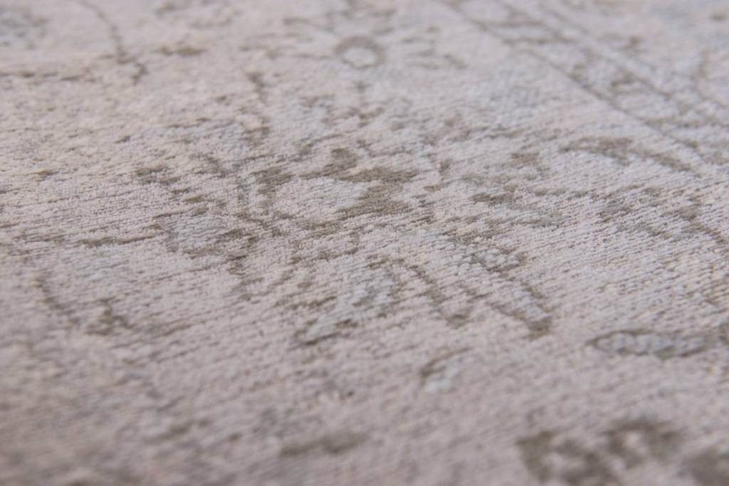 Antique White Bright Persian Premium Rug | Size: 4' 7