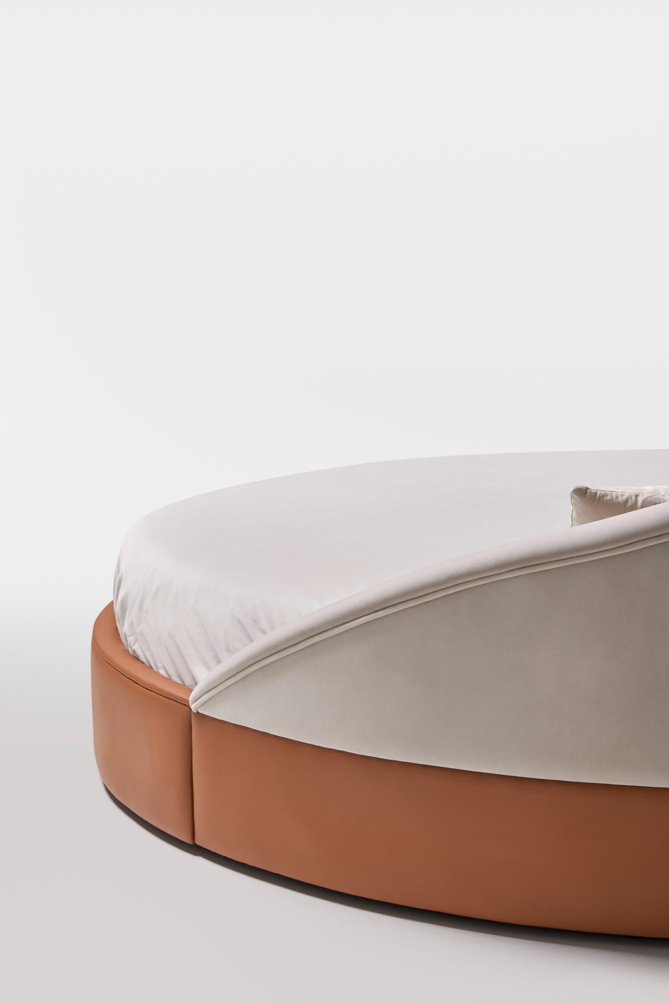Arco Round Leather Bed