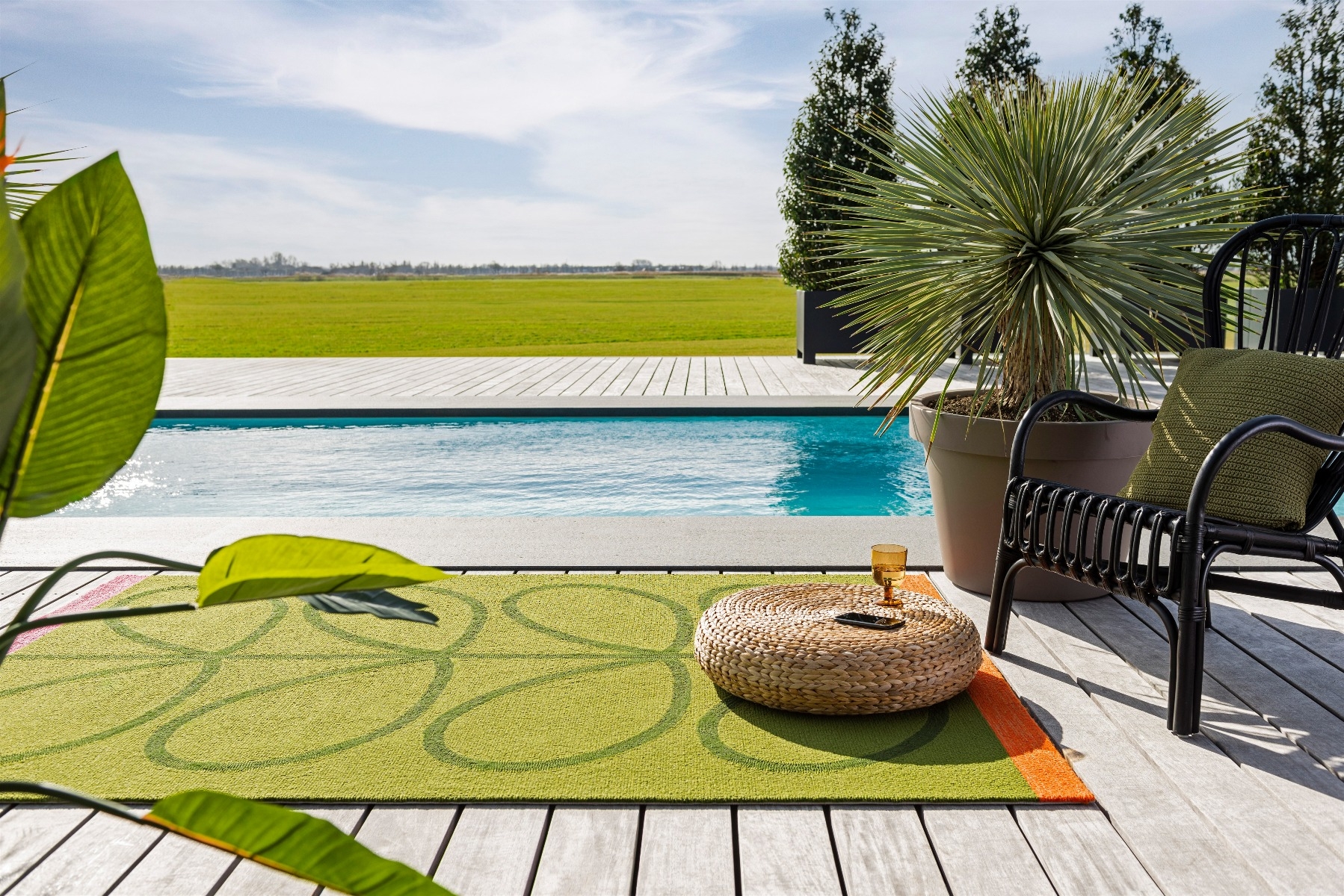 Giant Leaves Outdoor Handwoven Green Rug