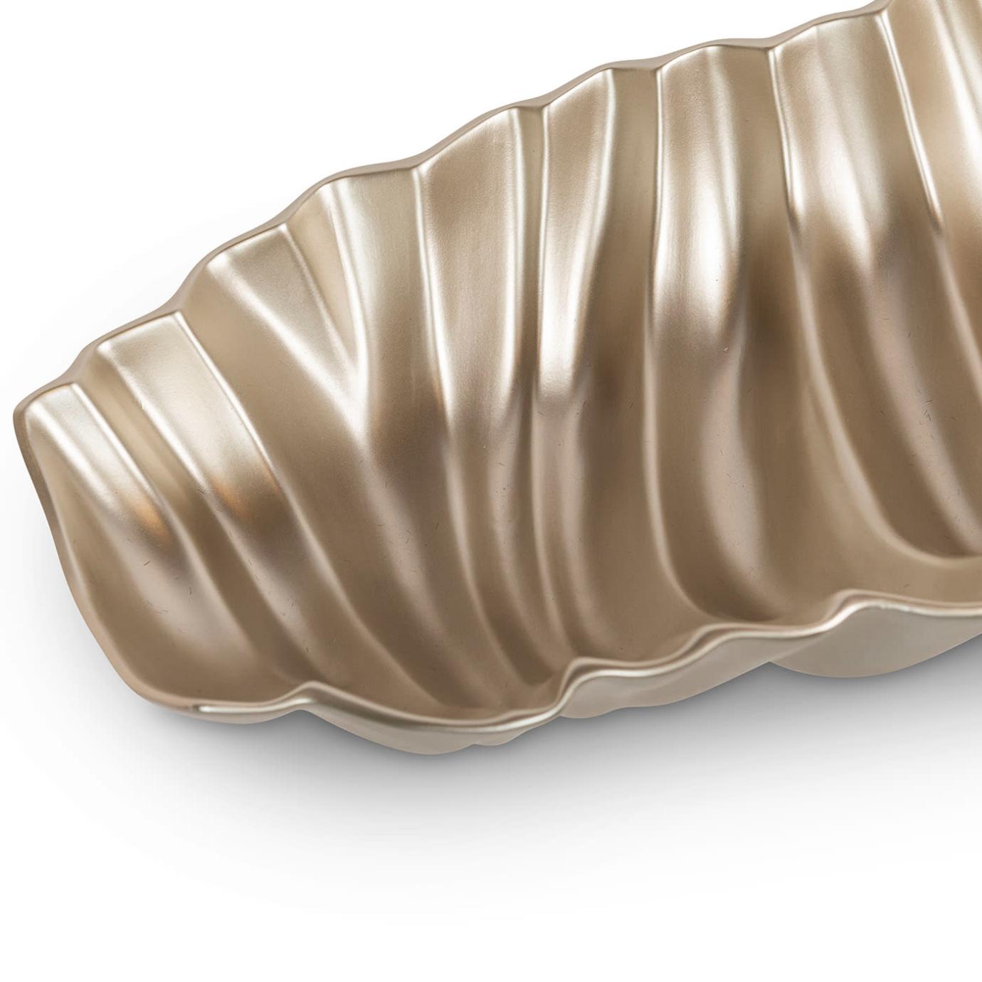 Pearly Beige Ruffled Centerpiece