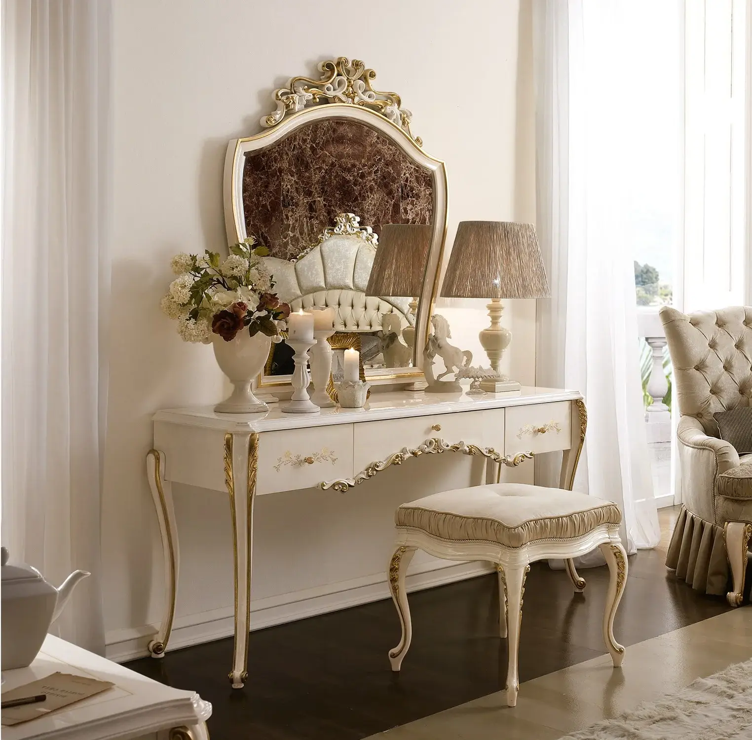 Beige/Gold Classic Stool