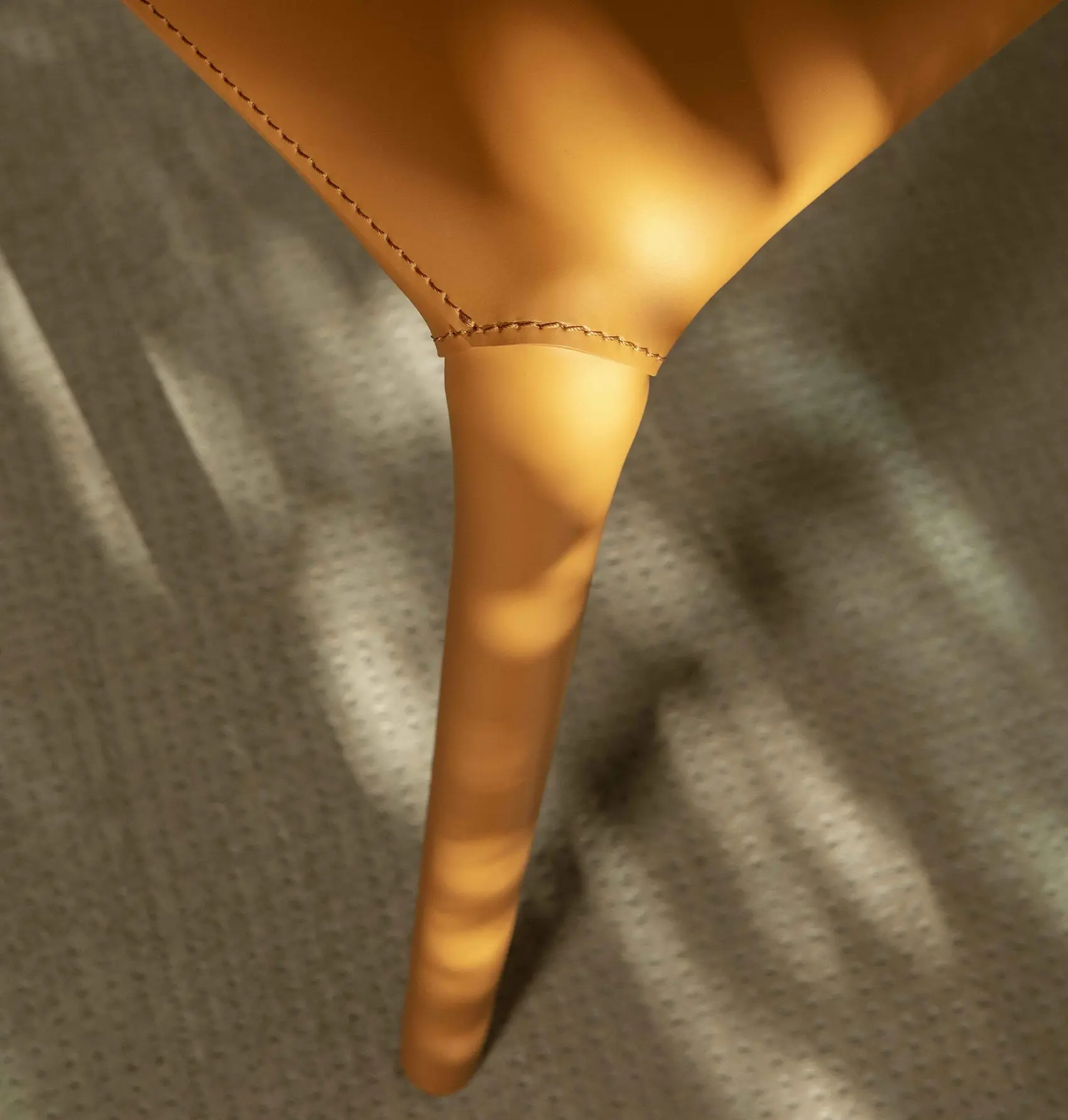 Lisa Cuoio Chair